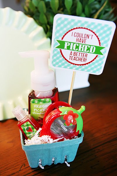 http://aboutfamilycrafts.com/wp-content/uploads/2014/04/2-Berry-Basket-Gift-Idea.jpg